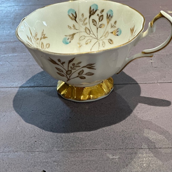 QUEEN ANNE Bone China vintage tea cup from 1950's - Picture 2 of 6